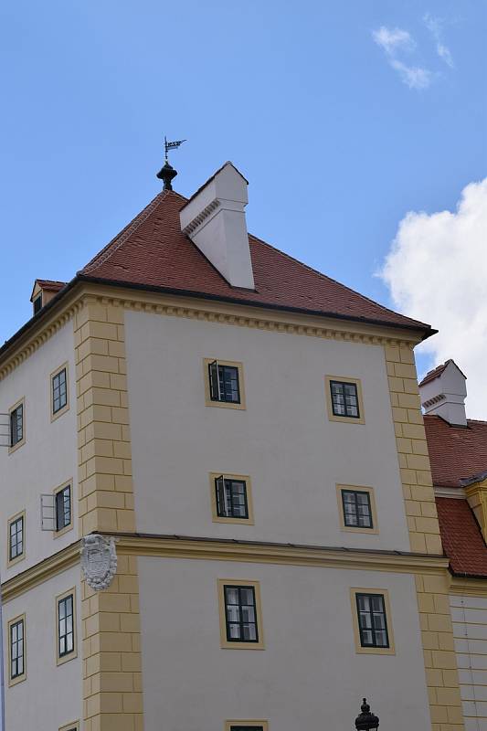 Poškozený je i zámek ve Valticích, Randez-vous či zámeček Belveder.