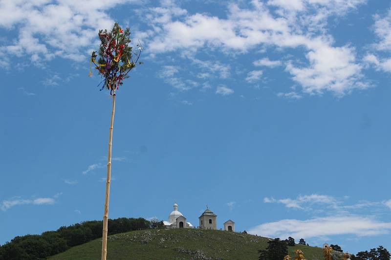 Mikulov ovládly hody. V krojích šly i děti.