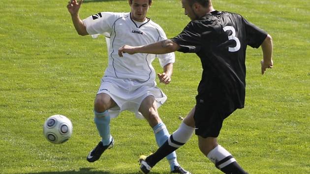 Fotbalisté Hrušek (v bílém) zažívají po postupu do okresního přeboru stále těžší zápasy.
