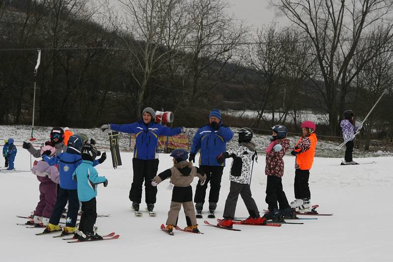 Na sjezdovce mezi vinohrady v Němčičkách už děti v kurzech i další zájemci lyžují na sněhu. Díky sněhovým dělům a teplotám pod nulou.