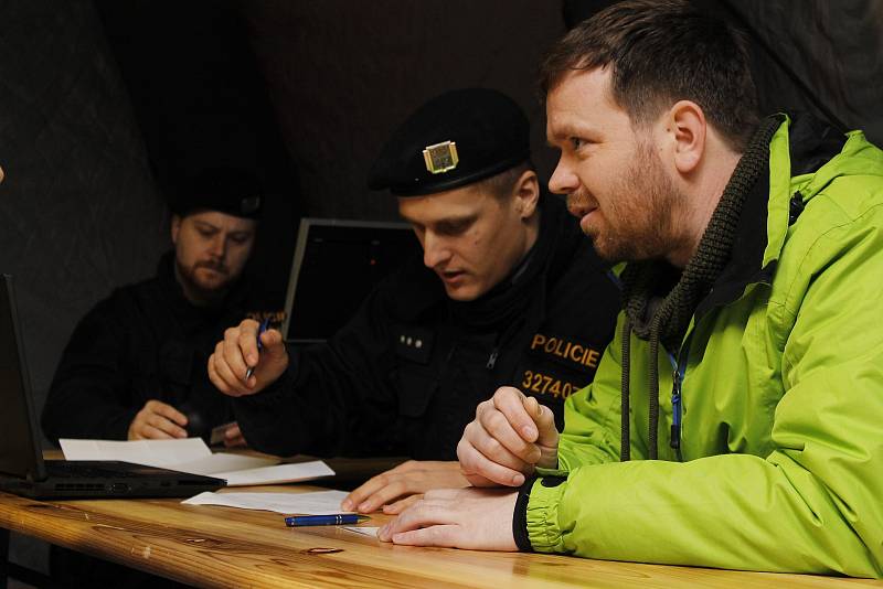 Cvičení Vlna na hraničním přechodu u Mikulova otestovalo policisty, jak si poradí se skupinou migrantů.