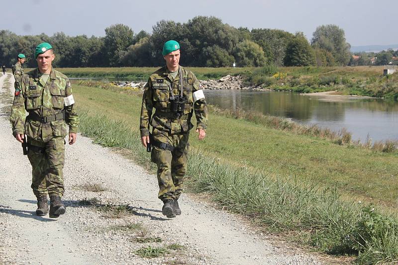 Policisté s vojáky procvičovali v úterý znovuzavedení kontrol na státní hranici se Slovenskem. Stanoviště měli i na silnici druhé třídy mezi Lanžhotem a Brodským. 