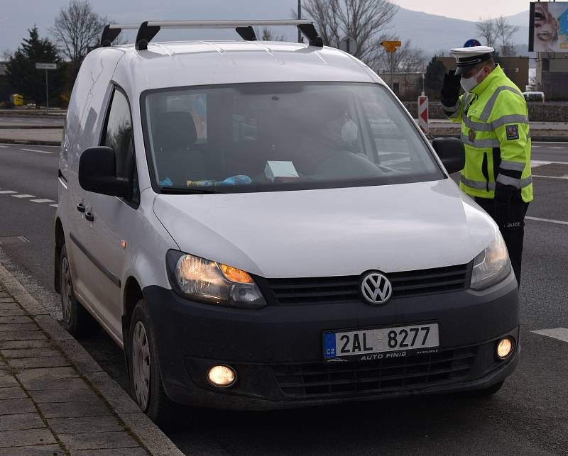 Policisté u Pasohlávek celé pondělí namátkově kontrolovali dodržování opatření v souvislosti se vstupem do sousedních okresů.