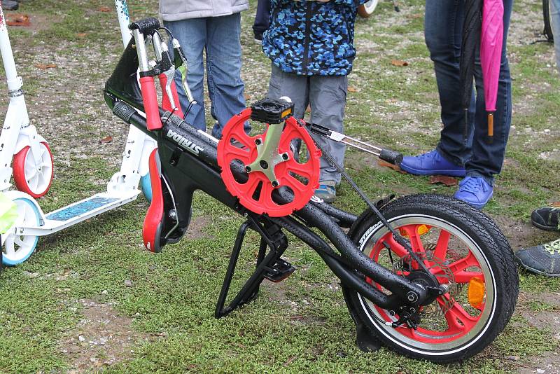 U Janova hradu u Podivína se sešli v sobotu příznivci kola Brompton. Při Festivalu Cyklospecialit se uskutečnil závod, ale i soutěž ve skládání anglických skládacích kol.