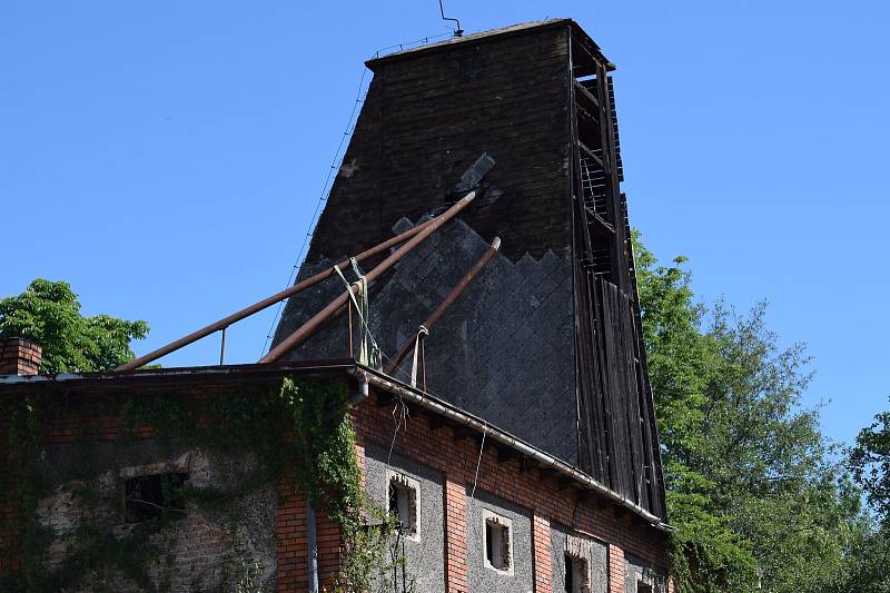 Stavební dělníci pokračují s demolicí budov zchátralého Vranova mlýna v Břeclavi.