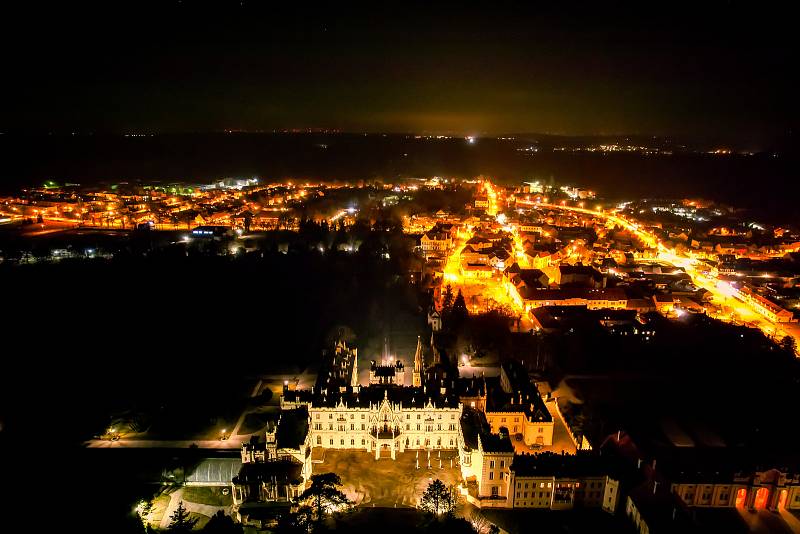 Večerní pohled na lednický zámek z dronu.