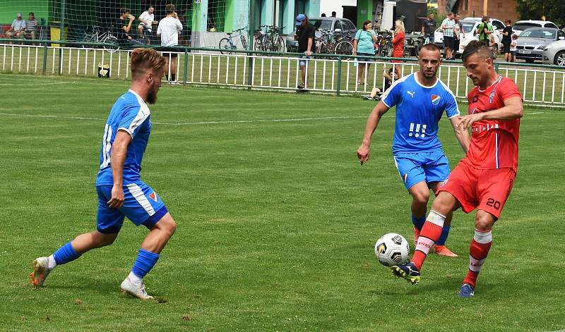 Líšeň (v červeném) na závěr přípravy zdolala béčko Baníku Ostrava 2:1.