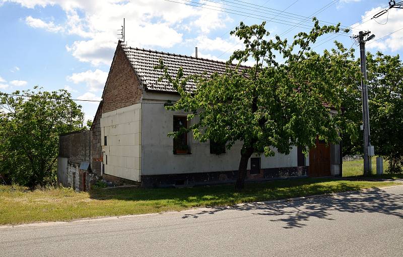 V Břeclavi ve středu začal pyrotechnický průzkum ke stavbě obchvatu města. Navázat na něj má ještě letos průzkum archeologický.