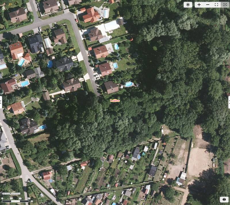 Letecké snímky zachycující pohled na obce zasažené tornádem. A to v roce 2018 před katastrofou, krátce po ní a na konci července. Na snímku Lužice.
