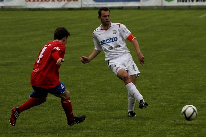 Břeclavští fotbalisté (v bílém) doma nedali Třebíči gól.