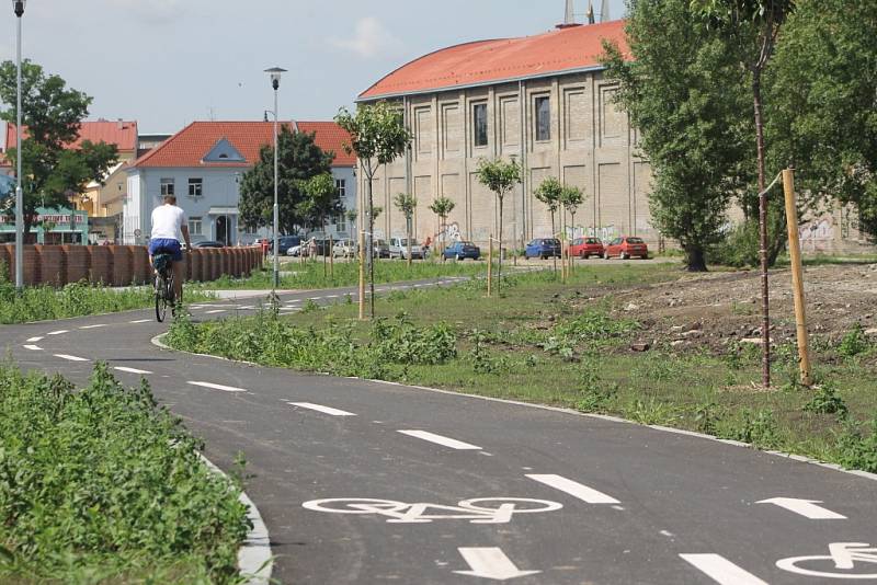 V areálu bývalého břeclavského cukrovaru už lidé využívají novou obousměrnou cyklostezku a chodník pro pěší kolem řeky Dyje.