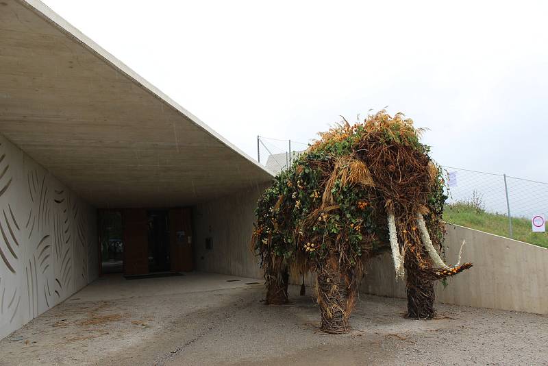 U vstupu do Archeoparku Pavlov stojí květinový mamut.