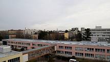 Střechy nad budovami břeclavské nemocnice jsou již kompletně opravené. Více jak jednadvacet tisíc metrů čtverečních poničily kroupy, které předcházely tornádu v červnu loňského roku.