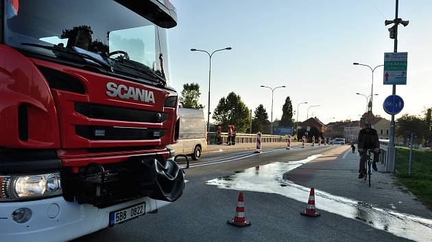 Kvůli prasklému potrubí s pitnou vodou se zvlnila silnice na mostě přes řeku Jihlavu v Pohořelicích. Silničáři ji museli uzavřít. Na místě byli hasiči, vodohospodáři a statici.