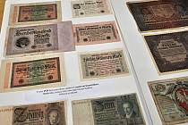 Historické bankovky vystavuje sběratel Jaroslav Slezák z Němčiček v hustopečské městské knihovně.