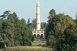 Ostrov s minaretem v lednickém parku. Fotografie z roku 2012.