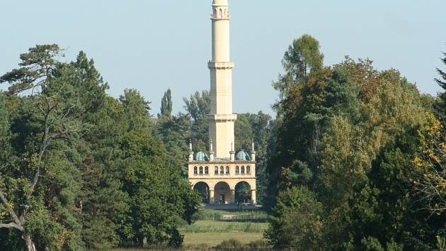 Ostrov s minaretem v lednickém parku. Fotografie z roku 2012.