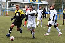 Břeclavští fotbalisté (v bílém) prohráli v přípravném utkání s divizním Strání 0:1.