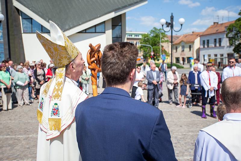 Věřící v Břeclavi vzpoměli svého dlouholetého duchovního správce Josefa Ondráčka. Po slavnostní mši požehnal biskup Pavel Posád pomník před kostelem.