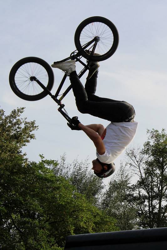 Pasohlávecký autokemp Merkur obsadili od čtvrtka do neděle motorkáři. Konal se tam odložený Euro Bike Fest.