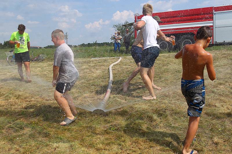 První ročník Pavlovické lávky. Lidé na kole přejížděli lávku na rybníku Zahájka.