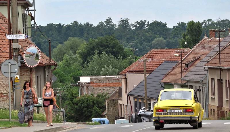 Účastníci tradiční jízdy historických automobilů 1000 mil československých projeli ve čtvrtek Lanžhotem.