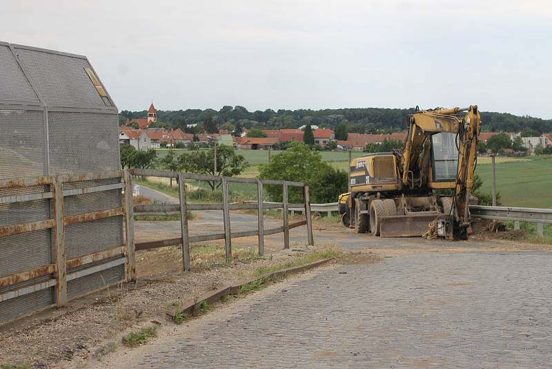 Most přes železnici u Ladné připravují dělníci a stroje na zbourání. Na jeho místě postaví nový. 