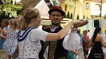 Milovníci folkloru a krojů si dali v sobotu setkání ve Starovicích. V tamním areálu U Myslivny se sešlo okolo tří stovek krojovaných z Břeclavska i dalších regionů. Přijeli dokonce i folkloristé ze Slovenska.
