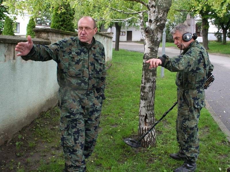 Vyhloubení díry do země u bořetické školy nepřineslo v pondělí 31. května kýžený výsledek. Odborníci a zástupci obce hledali starou nevybuchlou leteckou pumu. Místo toho narazili na podzemní anomálii.