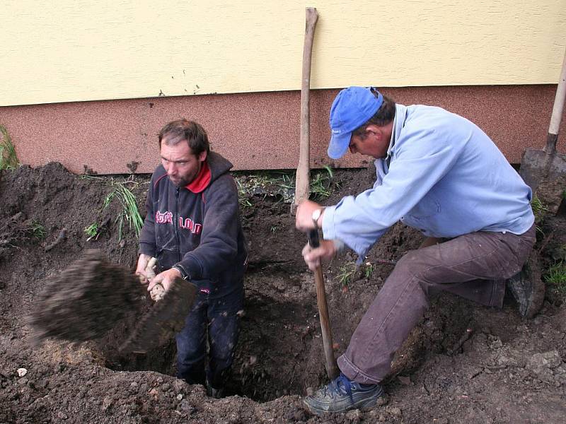 Vyhloubení díry do země u bořetické školy nepřineslo v pondělí 31. května kýžený výsledek. Odborníci a zástupci obce hledali starou nevybuchlou leteckou pumu. Místo toho narazili na podzemní anomálii.