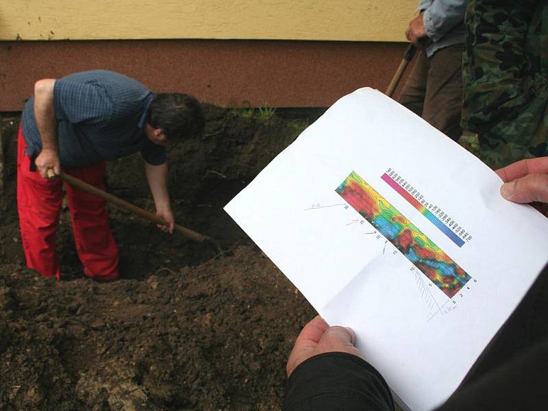 Vyhloubení díry do země u bořetické školy nepřineslo v pondělí 31. května kýžený výsledek. Odborníci a zástupci obce hledali starou nevybuchlou leteckou pumu. Místo toho narazili na podzemní anomálii.