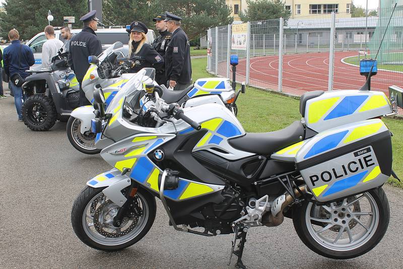 Republikoví policisté představili v pátek veřejnosti svou techniku, nechyběla ani ukázka práce zásahové jednotky. Zájemci si mohli vyzkoušet také fyzické testy. Při akci Policista na zkoušku.