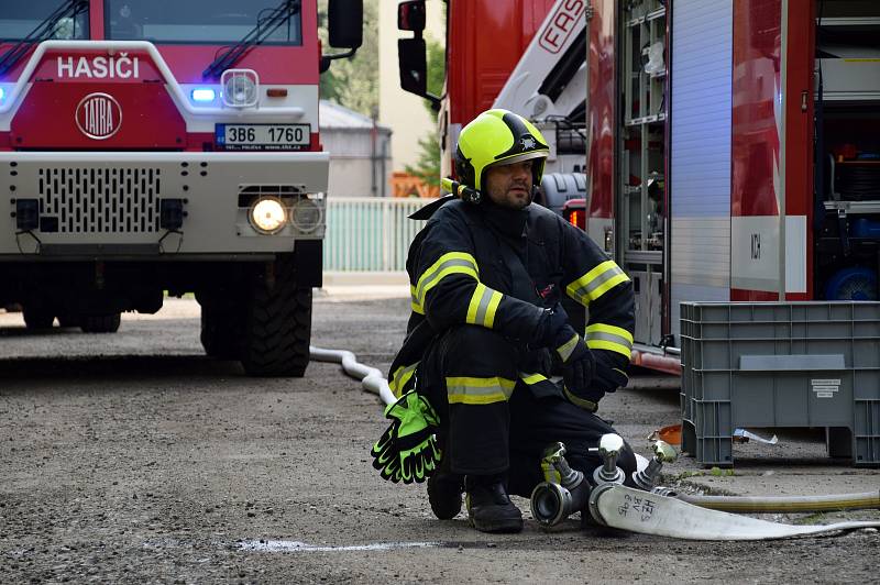 Hasiči, záchranáři a policisté nacvičovali zásah při úniku čpavku na zimním stadionu v Břeclavi.