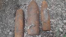 Celkem šestatřicet tisíc kusů munice už našli pyrotechnici v Bořím lese na Břeclavsku. I granát ráže 210 milimetrů (na snímku uprostřed).