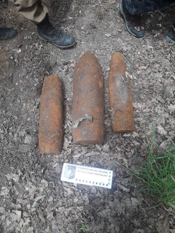 Celkem šestatřicet tisíc kusů munice už našli pyrotechnici v Bořím lese na Břeclavsku. I granát ráže 210 milimetrů (na snímku uprostřed).