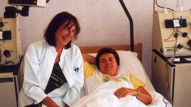 Jana Studýnková pod dohledem ošetřující lékařky právě daruje buňky kostní dřeně.