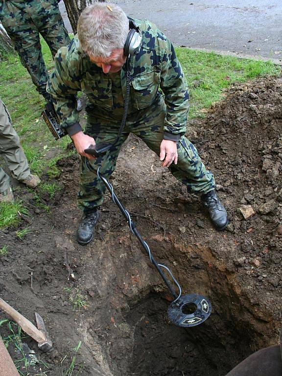 Vyhloubení díry do země u bořetické školy nepřineslo v pondělí 31. května kýžený výsledek. Odborníci a zástupci obce hledali starou nevybuchlou leteckou pumu. Místo toho narazili na podzemní anomálii.