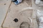 V Milovicích na Břeclavsku objevili archeologové pod sklepním prostorem pozůstatky koster mamutů i pravěkých lidí.