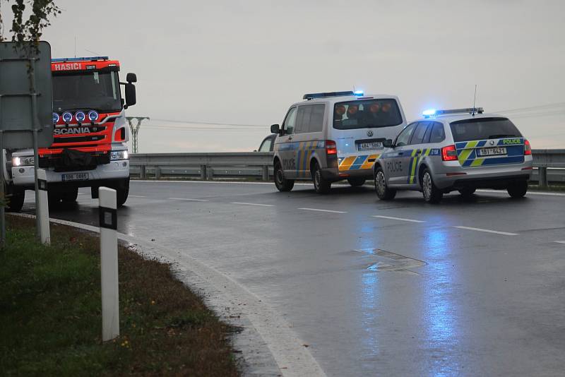 Při tragické nehodě kamionu a dodávky na sjezdu z dálnice D2 u Břeclavi zemřel muž.