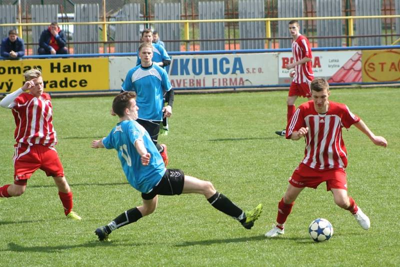 Fotbalisté Velkých Pavlovic (v červeném) si doma snadno poradili s Rohatcem. 