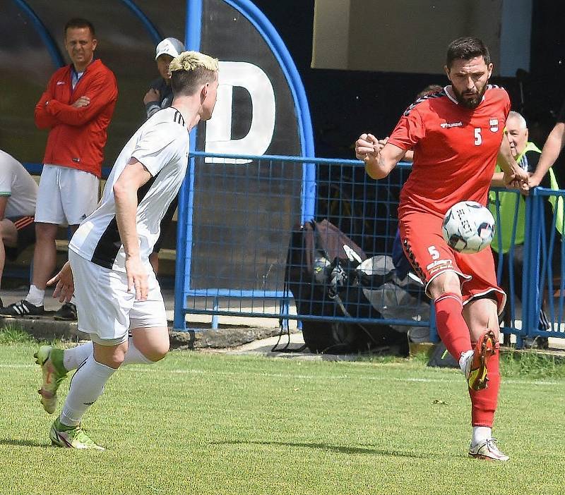 Fotbalisté Břeclavi (v bílých dresech) remizovali se Startem Brno 2:2.