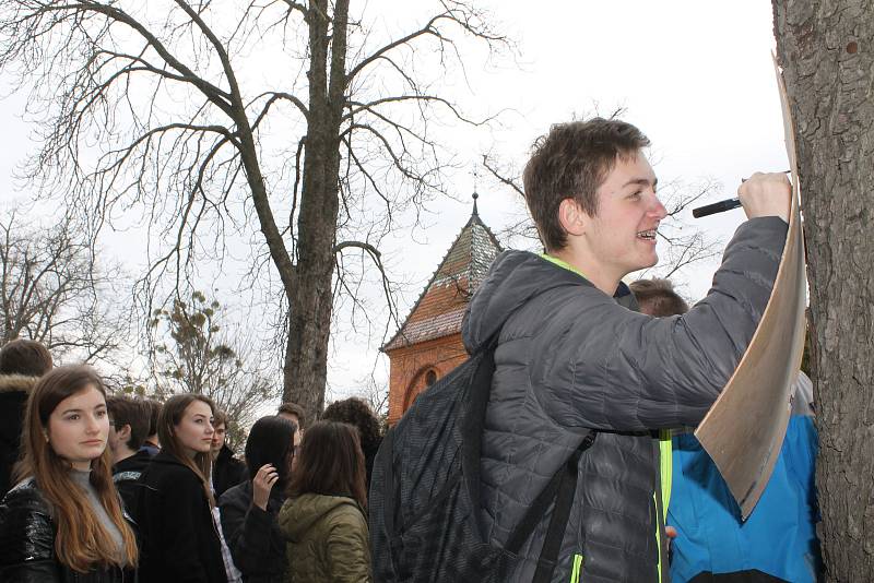 Studenti břeclavského gymnázia se také připojili k celorepublikovému protestu proti české vládě pod názvem Vyjdi ven. K podpisu petice se připojilo na sto padesát lidí.