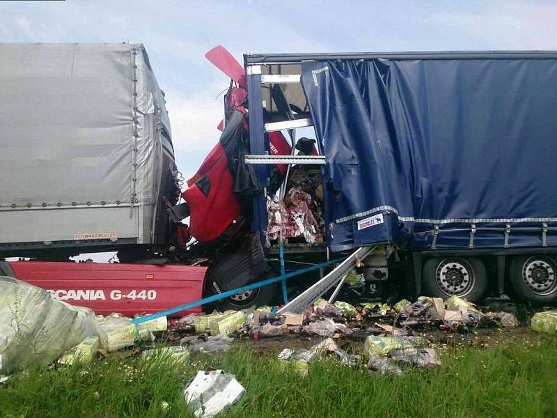 Nehoda dvou kamionů ve čtvrtek odpoledne uzavřela dálnici D2 mezi Podivínem a Břeclaví. Ve zcela zdemolované kabině jednoho z nákladních aut zemřel řidič.