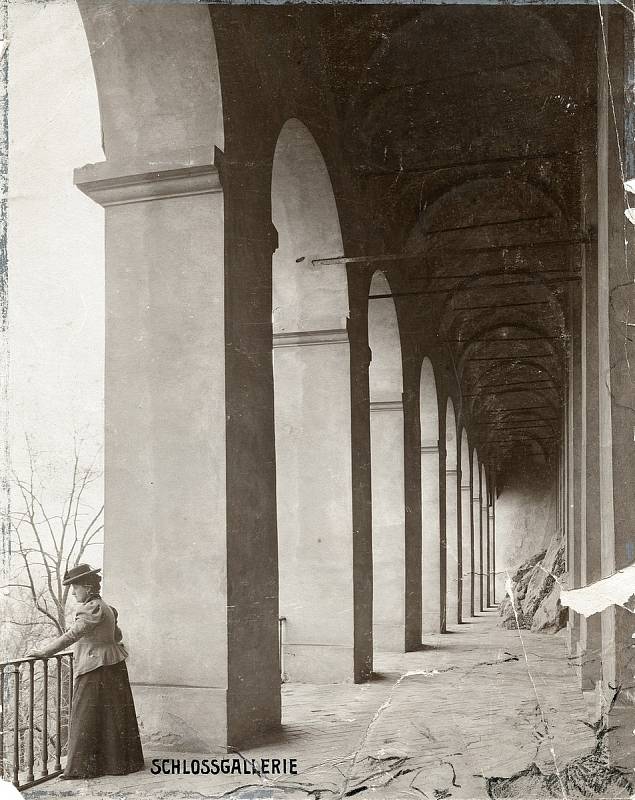 Prostor pod arkádami s výhledem do zámeckých zahrad, před rokem 1945.