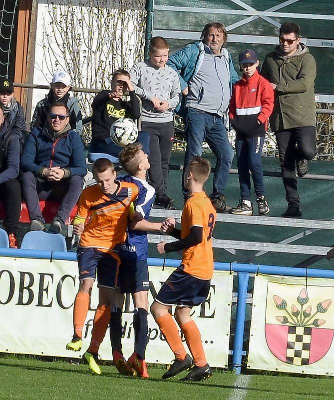 Starší žáci Lednice (v oranžovém) podlehli 0:1 Břeclavi.