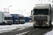U hraničního přechodu se Slovenskem se tvořily kolony kamionů.