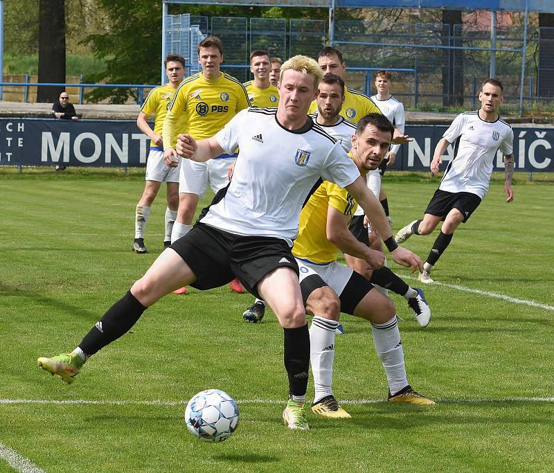 Fotbalisté břeclavského MSK (v bílých dresech) podlehli na domácím hřišti Velké Bíteši 0:3.