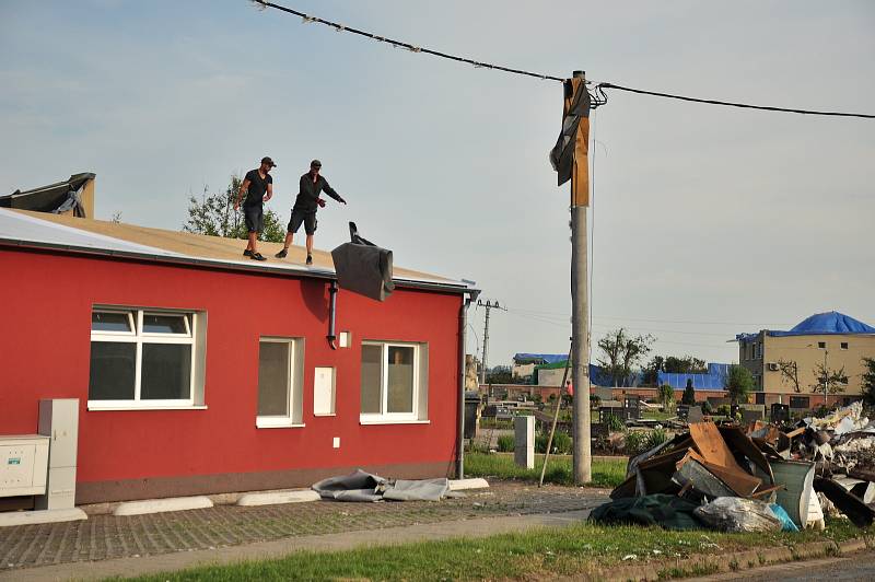 Pátý den po katastrofě. V obcích  poškozených tornádem, začaly první demolice domů, zatím jen v režii majitelů nemovitostí. Řízené demolice 115 domů kraj zahájí příští týden.
