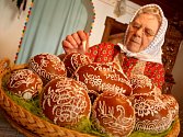 Marie Švirgová z Lanžhota peče kraslice s překvapením už mnoho let.