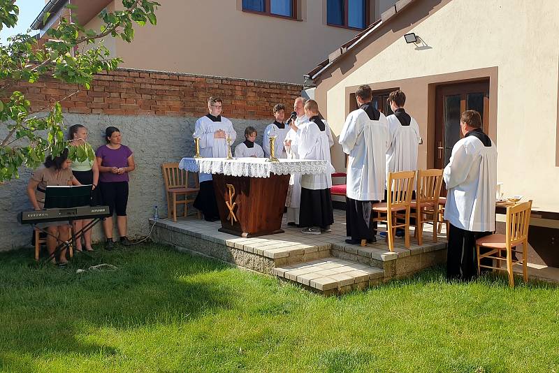 Tradiční nedělní mše se tentokrát uskutečnila v Moravské Nové Vsi pod širým nebem. Kostel je poničený po čtvrtečním tornádu.